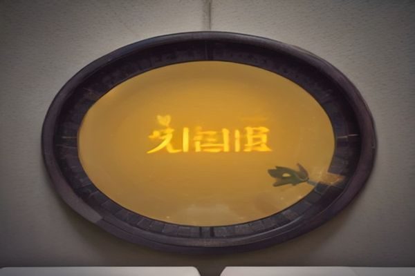 宅文化周边商品陈列展示，包括手办、抱枕、徽章、画集等，色彩鲜艳整齐摆放，背景为粉色系展台，体现宅向消费福利场景